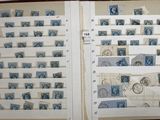 un livre ouvert avec des timbres, posé sur une table