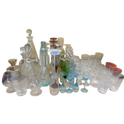 beaucoup de bouteilles en verre et de verres posés sur une table
