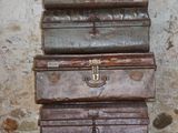 plusieurs valises empilées les unes sur les autres sur une table