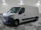 la photo d'une camionnette blanche garée dans un garage