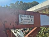 un panneau rouillé fixé sur le côté d'une rambarde rouillée