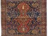 un tapis bleu et rouge à motifs floraux