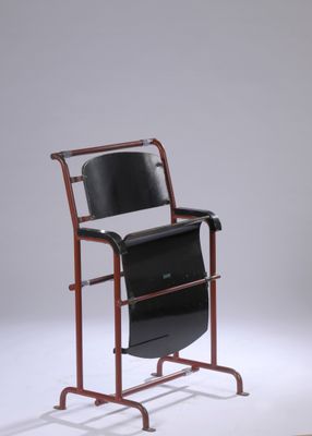 une chaise posée sur un support muni d'un porte-revues