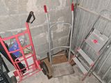 une échelle et un diable dans un coin de la pièce