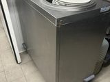Plusieurs assiettes sont empilées sur une boîte en métal dans une cuisine
