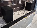 deux haut-parleurs posés sur le comptoir du magasin
