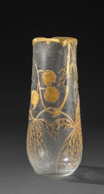 un vase en verre orné d'un motif doré