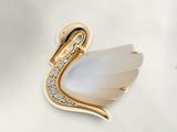 broche en forme de cygne plaquée or, ornée de cristaux blancs et transparents