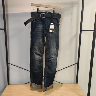 un jean accroché à un portant dans un magasin de vêtements