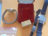 une boîte contenant une montre et d'autres objets, posée sur une table