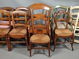 plusieurs chaises alignées