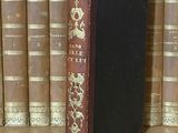 un livre posé sur une table devant une rangée de livres