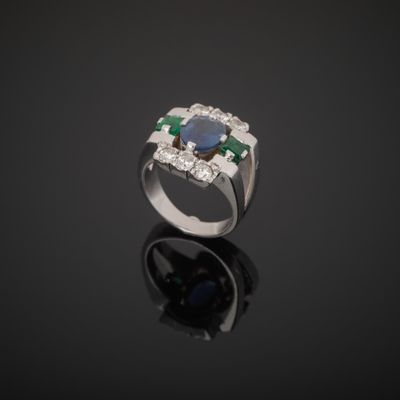 Bague en or gris 750°°° (hibou) centrée d’un saphir taille o…