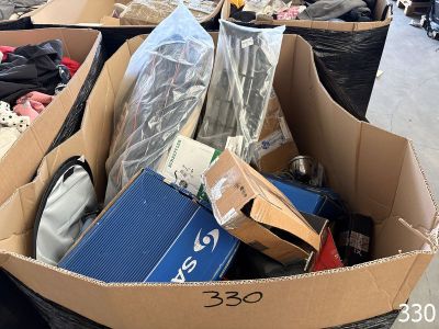 une boîte en carton remplie d'objets hétéroclites sur le sol