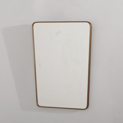 Le miroir est accroché au mur, dans un coin de la pièce.