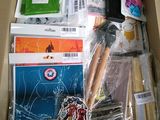 une boîte en carton remplie de fournitures scolaires diverses