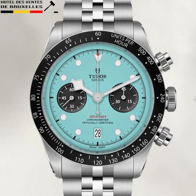 un gros plan d'une montre au cadran bleu montée sur un bracelet