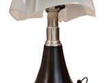 l'image d'une lampe posée sur une table
