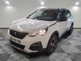 la voiture blanche est garée dans le garage sur le sol en damier