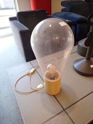 une lampe posée sur une table dans un salon
