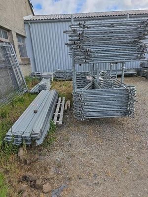de nombreux morceaux de métal éparpillés par terre devant un immeuble