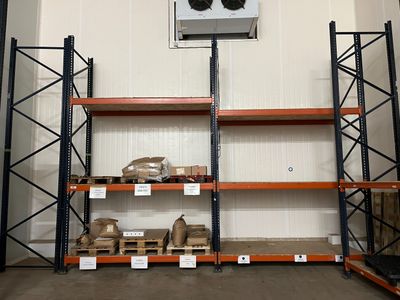 une pièce avec de nombreuses étagères et une horloge accrochée au mur