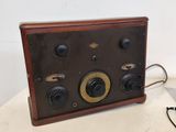 une vieille radio posée sur une table