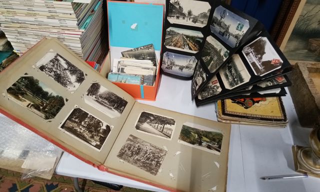 Lot comprenant un album de carte postale incomplet et carte posta...