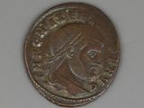 une vieille pièce de monnaie sur laquelle figure le portrait d'un homme