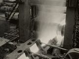 photographie en noir et blanc d'une machine qui dégage beaucoup de fumée