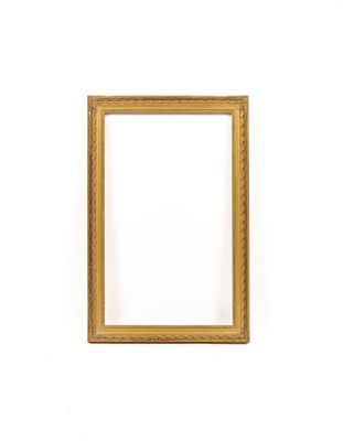 un vieux cadre photo accroché à un mur blanc, sur fond blanc