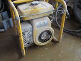 une petite machine jaune qui est garée dans un garage