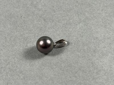 Pendentif, la monture en or blanc (750‰) retenant une perle …