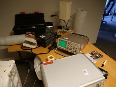 un ordinateur portable posé sur un bureau à côté d'une imprimante