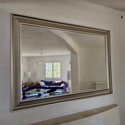 un grand miroir accroché au mur dans un salon
