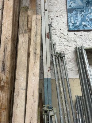 plusieurs pièces de bois sont empilées dans une pièce