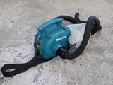 un ventilateur posé par terre, recouvert d'un tissu