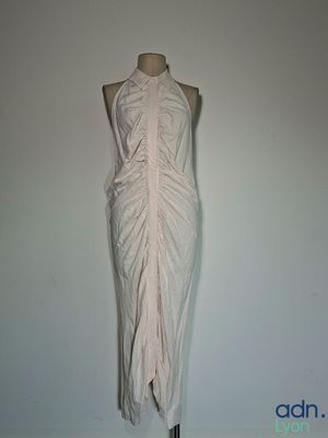 une robe blanche sur un mannequin, un mannequin, un mannequin, un mannequin, un mannequin, un mannequin, un mannequin, un mannequin, un mannequin, un mannequin, un mannequin, un mannequin, un mannequin, un mannequin, un mannequin, un mannequin, un mannequin, un mannequin, un mannequin, un mannequin, un mannequin, un mannequin, un mannequin, un mannequin, un mannequin, un mannequin, un mannequin, un mannequin, un mannequin, un mannequin, un mannequin, un manne