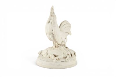 statue d'un coq posé sur un rocher, sur fond blanc