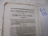 un vieux livre écrit posé sur une table