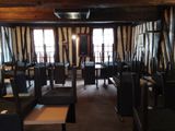 une pièce où il y a beaucoup de tables et de chaises