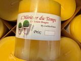 des bougies jaunes dans une boîte sur laquelle sont apposées des étiquettes