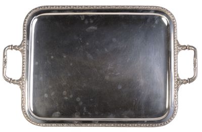 un plateau ancien en argent avec des poignées et des anses sur fond blanc