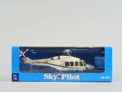 une boîte contenant une maquette d'hélicoptère