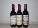 trois bouteilles de vin posées les unes à côté des autres sur un comptoir
