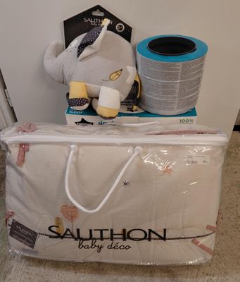 un sac blanc contenant une peluche