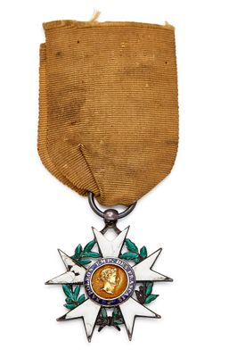gros plan d'une médaille avec un ruban sur fond blanc