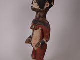 l'image d'une statue en bois représentant un homme avec un chapeau sur la tête