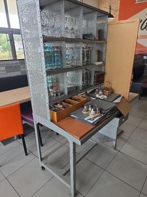 des tables et des chaises dans un restaurant, sur lesquelles est posée une vitrine en verre