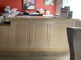 une photo d'un bureau à domicile avec un bureau et une chaise